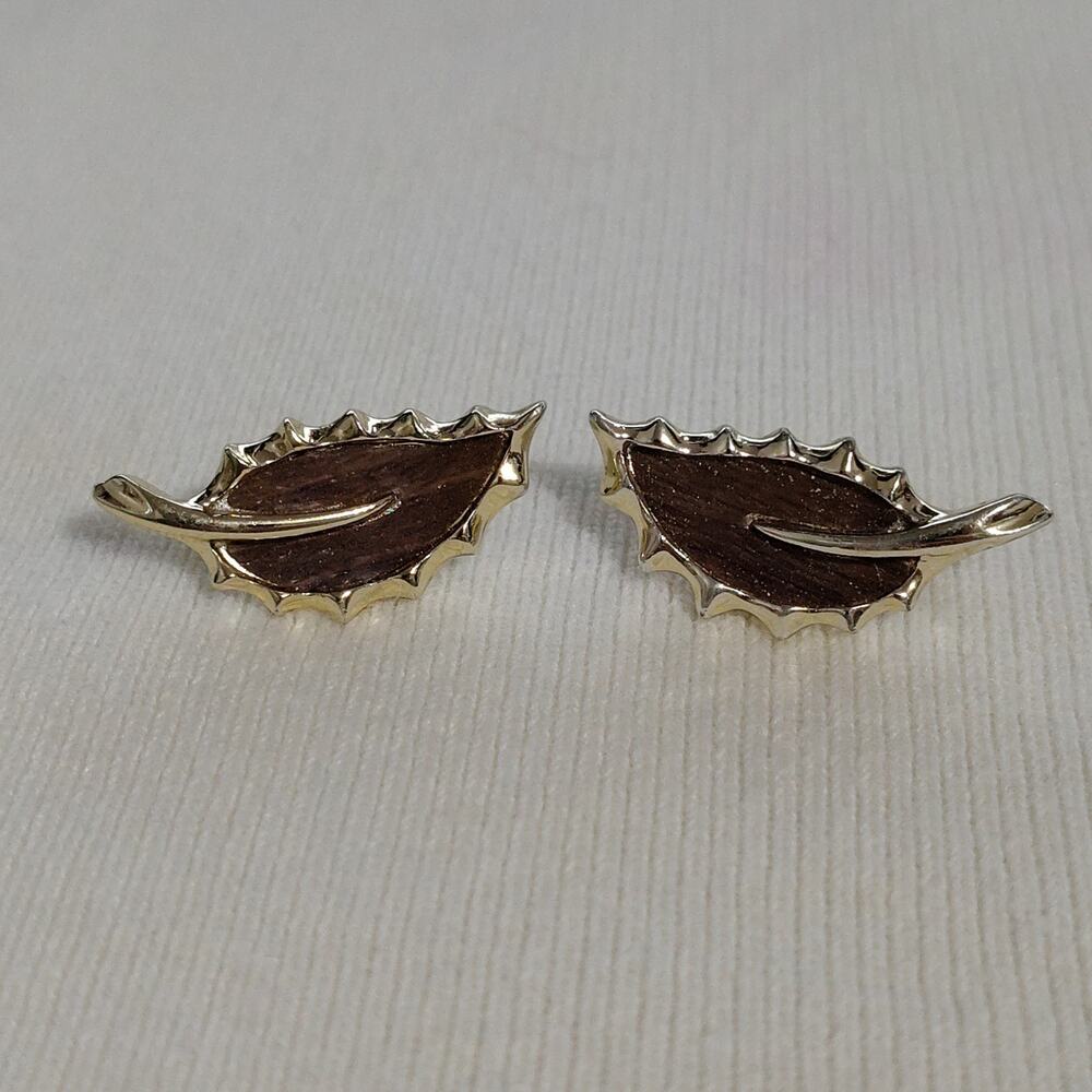 Sarah‎ Coventry Vintage Gold Tone & Faux Wood Clip Earrings